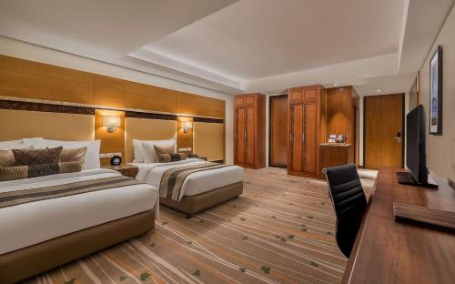 公主港艾维沃尔最佳西方普拉斯酒店的酒店客房设有两张床和电视。
