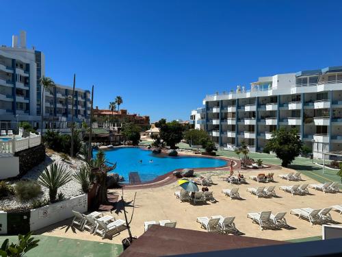 圣米格尔德阿沃纳Dreams vacation tenerife的一个带躺椅的游泳池和一间酒店