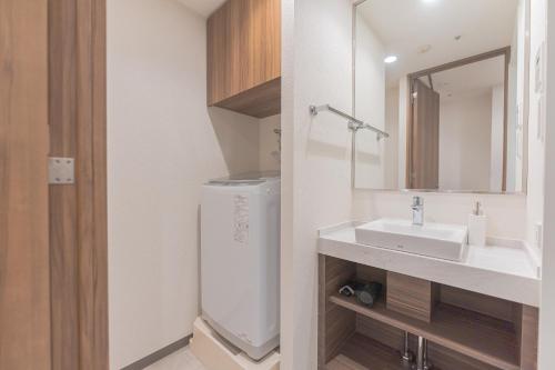东京i-rent京急蒲田的白色的浴室设有水槽和镜子