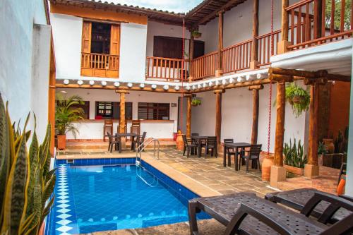 巴里查拉Hotel Tierra Roja By MH的一座带游泳池和桌椅的房屋