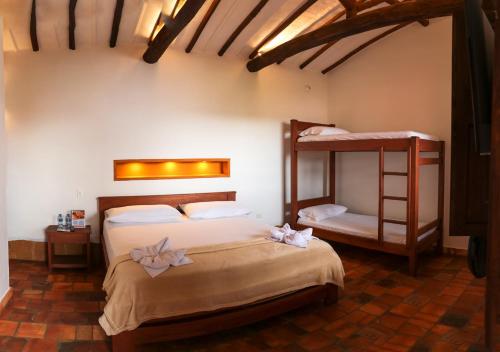 巴里查拉Hotel Tierra Roja By MH的一间卧室设有两张双层床和梯子