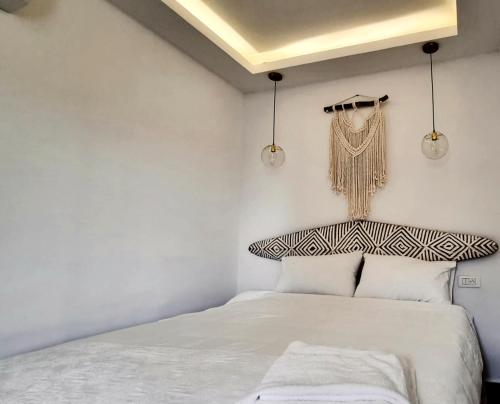 阿比让Luxurious and cosy studio的一间白色卧室,配有床和两盏灯