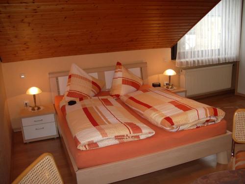 策尔廷根-拉蒂希Gästehaus Resi的一间卧室配有两张床和条纹枕头