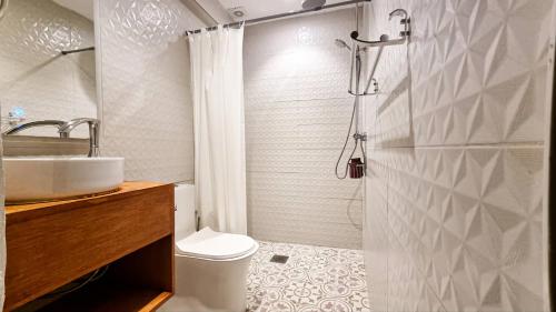 阿比让Luxurious and cosy studio的一间带水槽、卫生间和淋浴的浴室