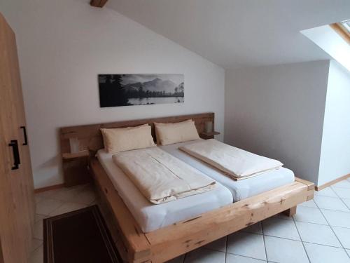 贝里斯泽尔Lovely holiday home in Bayrischzell with sauna的一间卧室,卧室内配有一张木床