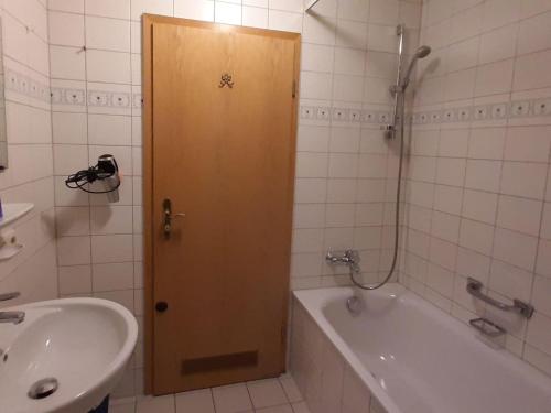 贝里斯泽尔Lovely holiday home in Bayrischzell with sauna的带淋浴、浴缸和盥洗盆的浴室