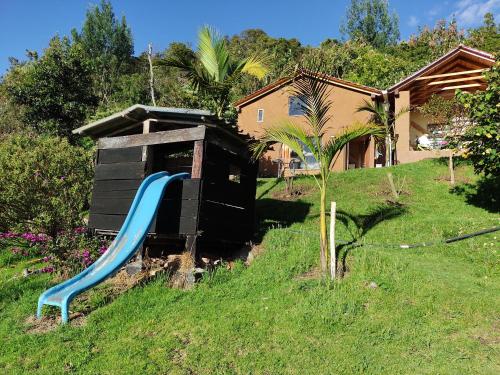 波哥大La Casita de Chocolate 2的庭院里一个带蓝色滑梯的游乐场