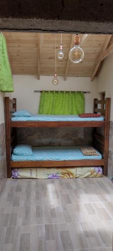 波哥大La Casita de Chocolate 2的一间卧室配有两张双层床。