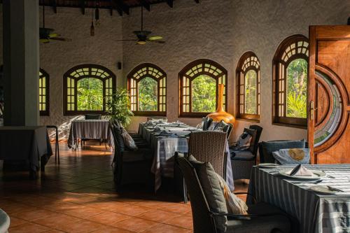 San PedrilloSCP Corcovado Wilderness Lodge的用餐室设有桌椅和窗户。