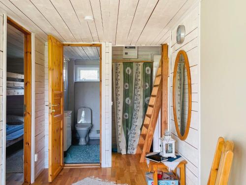 TämtaHoliday home BREDARED的一间带卫生间的浴室和楼梯(位于客房内)
