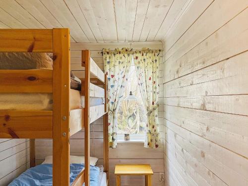 TämtaHoliday home BREDARED的小房间设有双层床和窗户