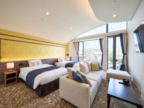 镰仓市WeBase KAMAKURA的酒店客房,设有两张床和一张沙发