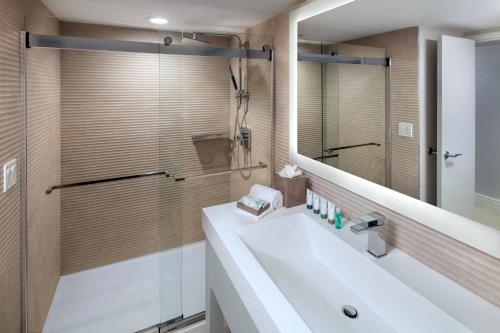 乔治敦大开曼岛七哩滩威斯汀度假酒店 的浴室设有白色水槽和镜子