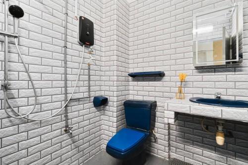 吉隆坡Welcome to Happy 35, Old Klang Road, 10mins to Midvalley !的浴室设有蓝色的卫生间和水槽。
