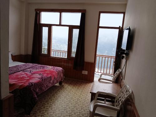 马拉里ROOP MOUNTAIN HOMESTAY的酒店客房设有一张床和两个窗户。
