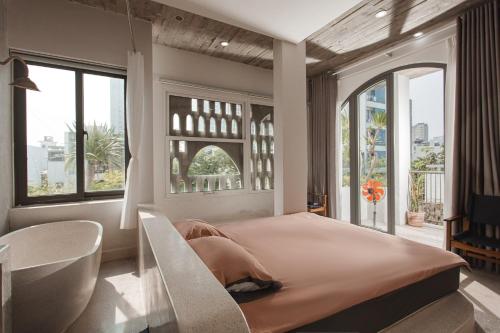 岘港Gom House的一间带一张大床的卧室,位于带窗户的房间内
