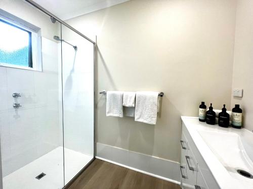阿德莱德Villa on Melbourne St的带淋浴和盥洗盆的浴室