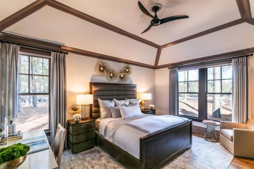 Turnwold奥科尼湖雷诺兹丽思卡尔顿度假酒店的一间卧室配有一张床和吊扇