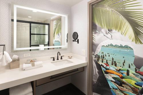 普兰塔寻Renaissance Fort Lauderdale West Hotel的一间带水槽和大镜子的浴室