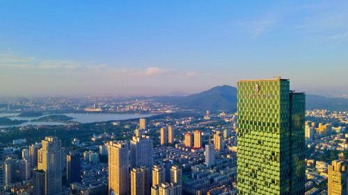 南京南京丽思卡尔顿酒店的享有大城市和高楼的景色