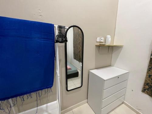 麻坡GS24 Muar的一间带镜子和水槽的浴室