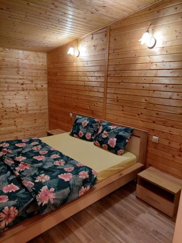 锡比乌盐矿镇Cabana Oprișor的小木屋内一间卧室,配有一张床