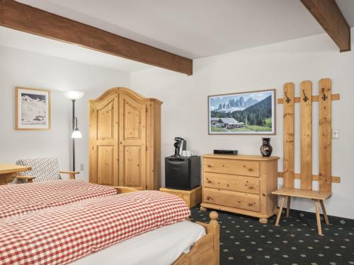 莱文沃思安娜膳食公寓酒店的一间卧室设有两张床和木制橱柜