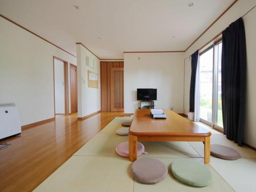 富士河口湖田园曲度假屋的客厅配有咖啡桌和大地毯。