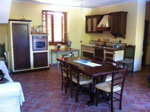 ValtopinaOspitaci Appartamenti di campagna Le Rancole的一间带桌椅的厨房和一间带炉灶的厨房