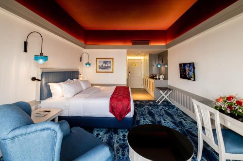 马六甲Grand Swiss-Belhotel Melaka - formerly LaCrista Hotel Melaka的酒店客房,配有床和沙发