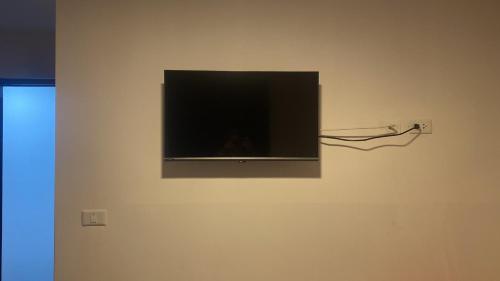 卡哈马卡La Pascana Hospedaje的挂在墙上的平面电视