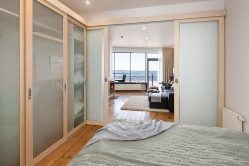 塔林BlydeHomes - Amazing Seaview!的一间卧室配有一张床,享有海景