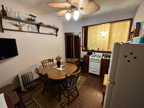HighlandsLittle Haven的厨房配有桌子和冰箱