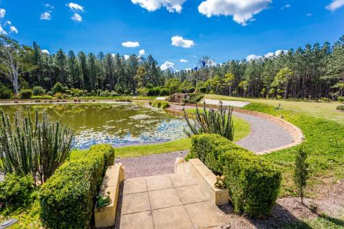 GoomboorianStandown Park Caravan retreat的花园的池塘和树木背景