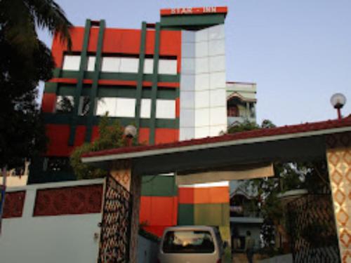 迪卡Goroomgo Star Inn Digha Near Sea Beach - Lift & Parking Facilities - Best Seller的停车场停在大楼前