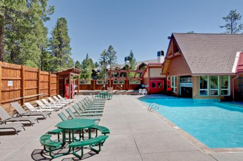 布雷肯里奇Pine Ridge Condos的一个带躺椅的游泳池的度假酒店