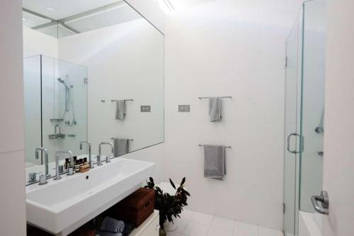 尼尔森湾The Waterview, 2 76 Magnus St - complete style, comfort, luxury and spectacular waterviews的白色的浴室设有水槽和淋浴。