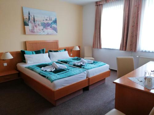 奎德林堡加尼祖金戒指酒店的酒店客房配有一张床铺和一张桌子。