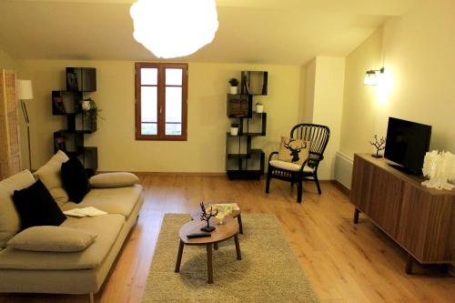 马泽尔贝鲁恩农村旅馆的客厅配有沙发和桌子