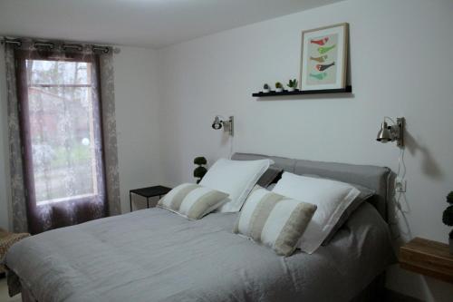 马泽尔贝鲁恩农村旅馆的一间卧室配有一张带白色床单的床和一扇窗户。
