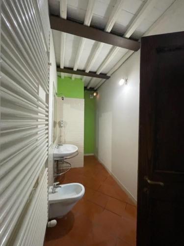 蒙特瓦尔基La Fattoria di Rendola的客房内设有带水槽和卫生间的浴室