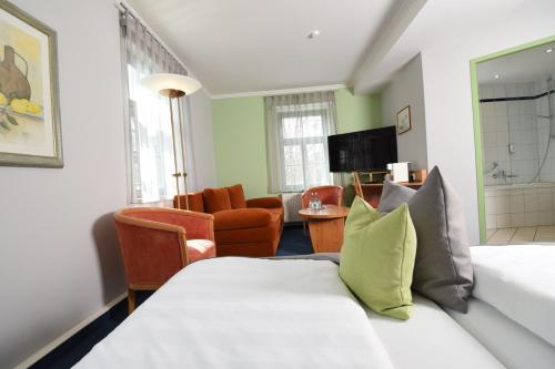 魏玛安娜·阿玛利亚酒店的酒店客房设有床和客厅。