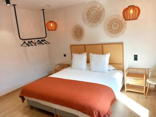 旺德尔港Intense Boutik-Hôtel的卧室配有一张带红色毯子的白色床