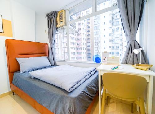 香港Shared Room at Lockhart Road 414的一间卧室配有一张床、一张书桌和一个窗户。