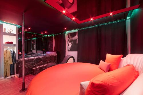 图卢兹Secret Night II的一间带一张床的卧室和一间带浴缸的房间