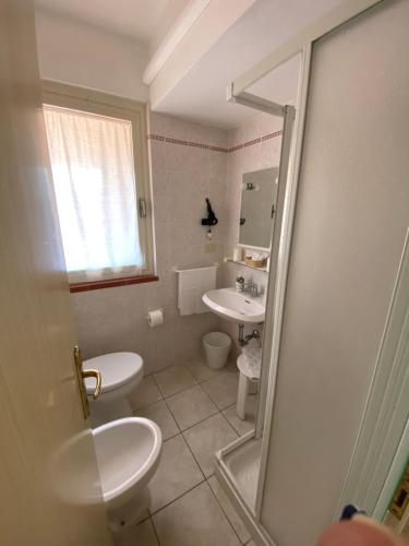 阿祖罗港杜托利酒店的浴室设有2个卫生间和水槽
