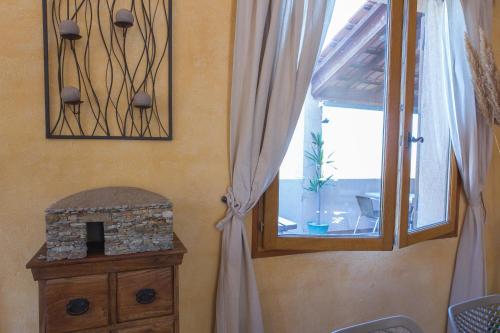 Casta萨勒思亚酒店的客房设有窗户、梳妆台和带壁炉的窗户。