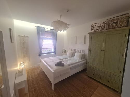 耶德库安特Smeltė - Holiday Apartment in Juodkrantė的卧室配有白色的床和窗户。