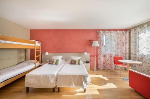 索恩河畔自由城Hôtel Newport的一间卧室设有一张床和红色的墙壁