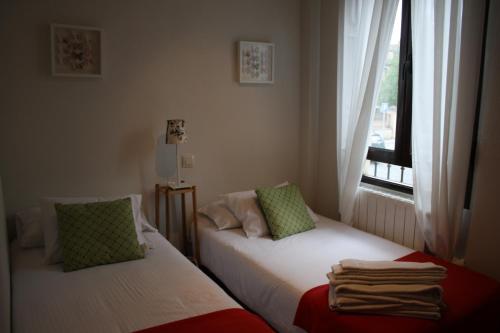 拉·格兰哈·圣·伊尔德阿方索十三世公寓酒店的带窗户的客房内的两张床